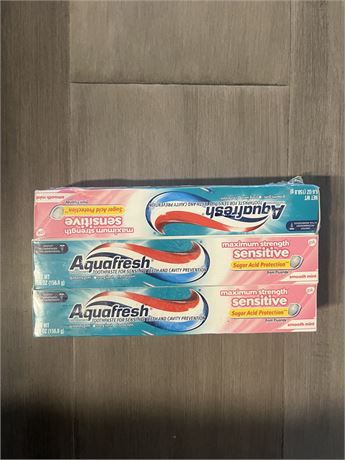 Aquafresh Triple Protection Maximum Strength, Whitening Toothpaste 3 PACK